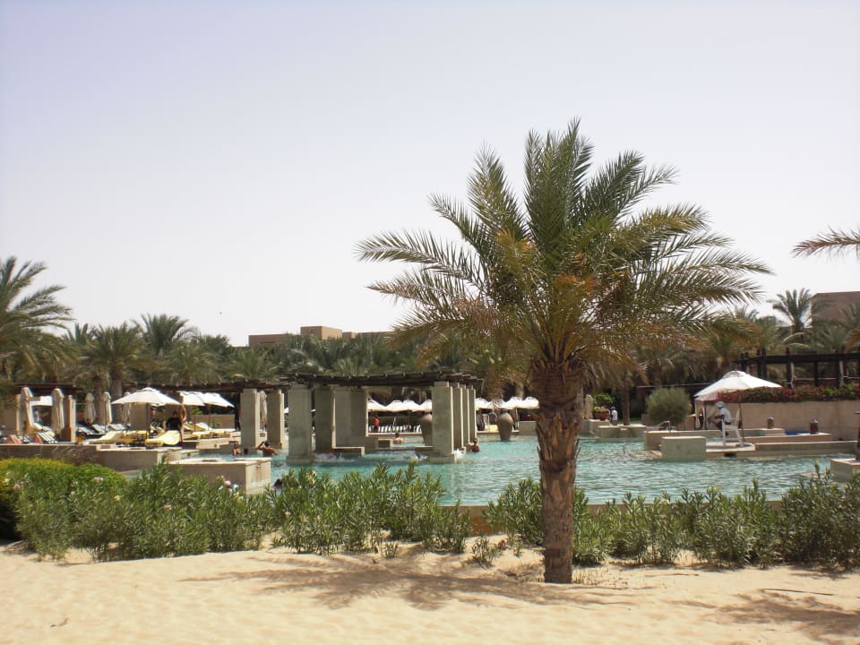Blick auf den Pool von der Wüste  Hotel Bab Al Shams Desert Resort & Spa