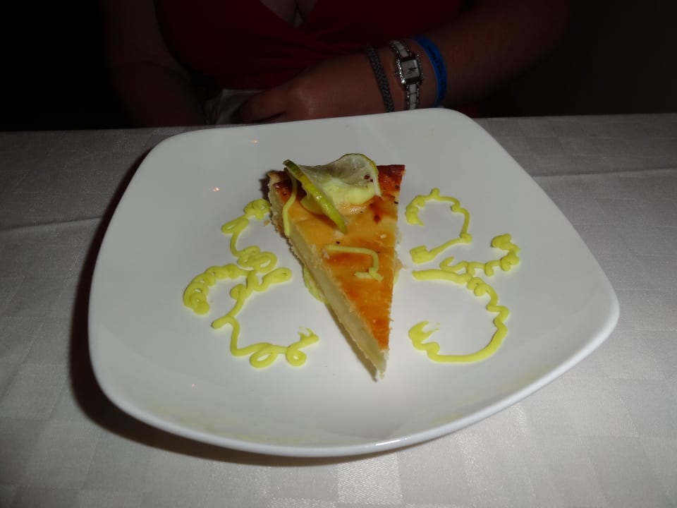 Zitronenkuchen im französischen Restaurant Sol Rio De Luna y Mares
