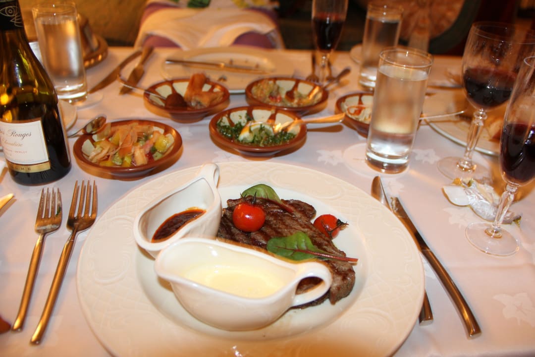 Essen auf dem Zimmer Al Maha, A Luxury Collection Desert Resort & Spa