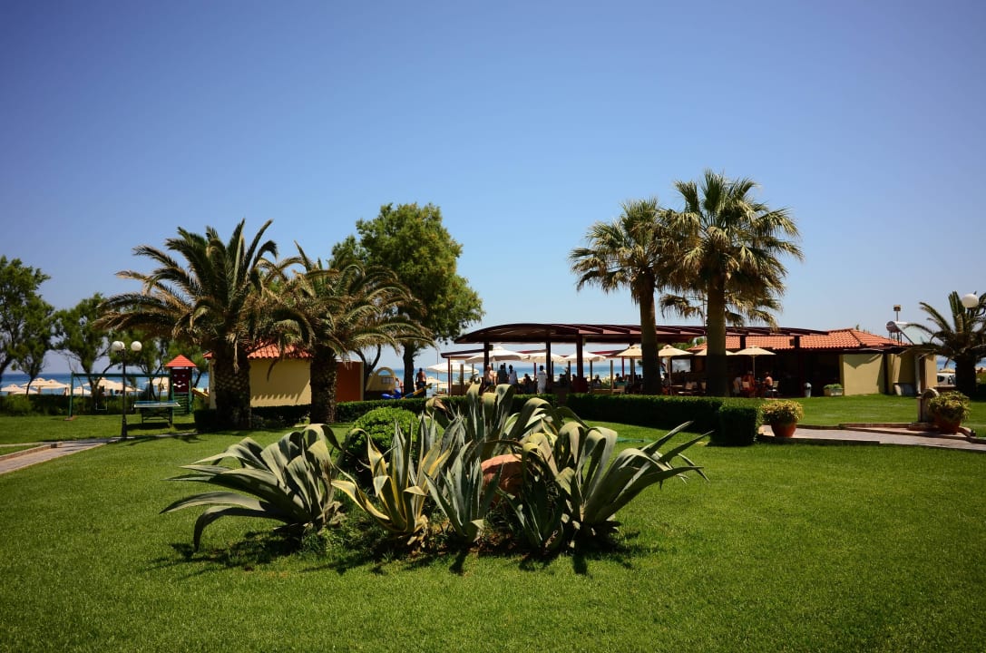 Blick zur Strand Taverne Vantaris Luxury Beach Resort