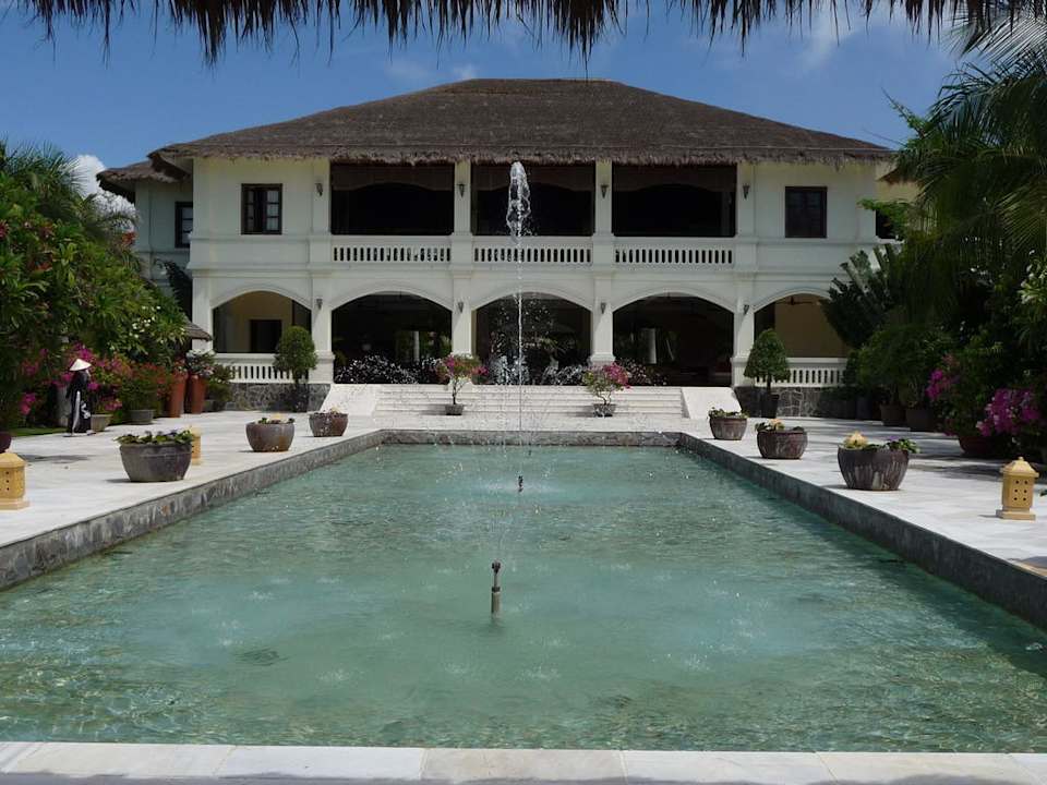 Blick auf das Eingangsgebäude mit Rezeption Allezboo Beach Resort & Spa