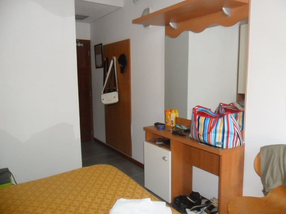 Blick zum Schreibtisch und Garderobe Hotel El Prado