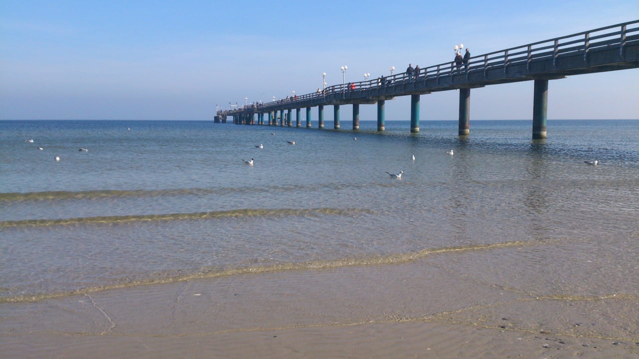 Schöner flacher Strand Hotel Deutsche Flagge