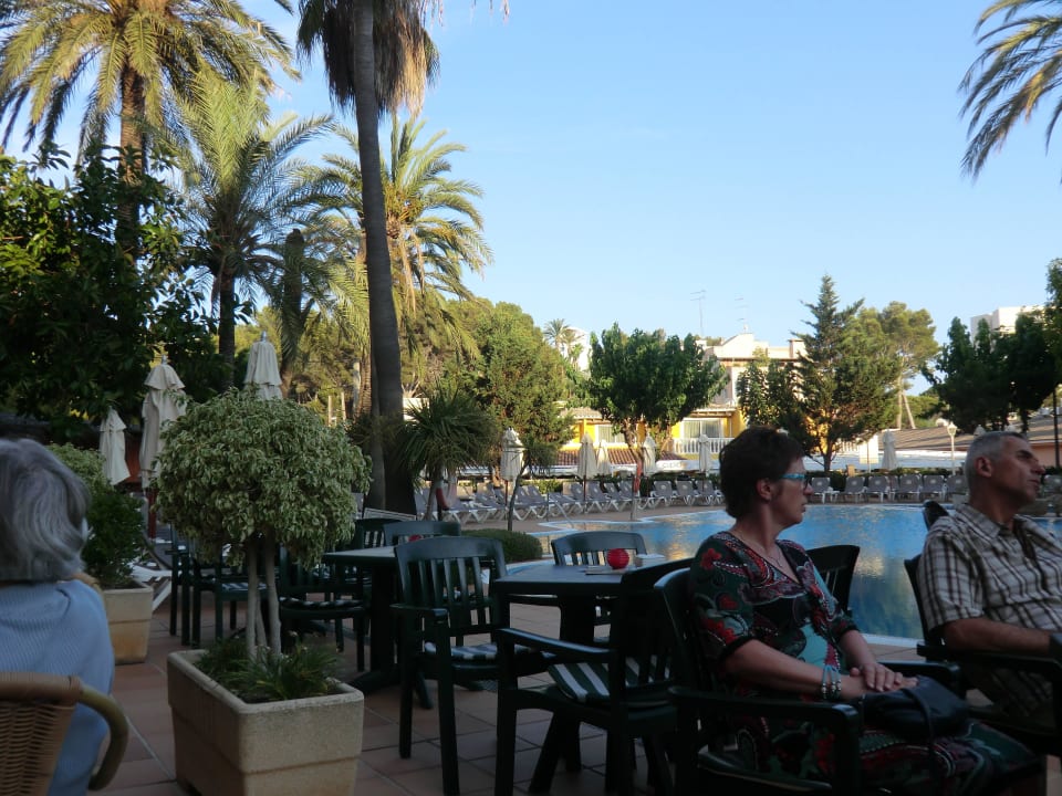 Poolanlage im Vordergrund die Bar Valentin Reina Paguera