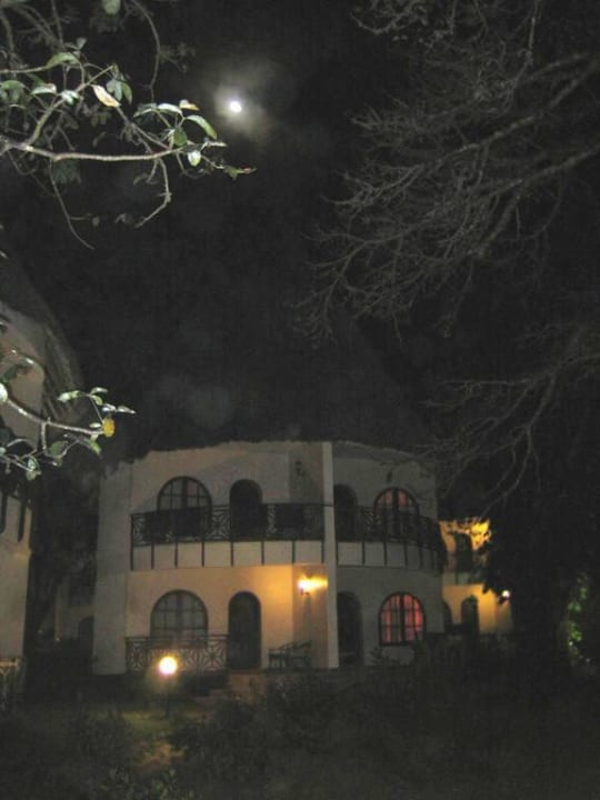 Bungalow bei Nacht Neptune Paradise Beach Resort & Spa