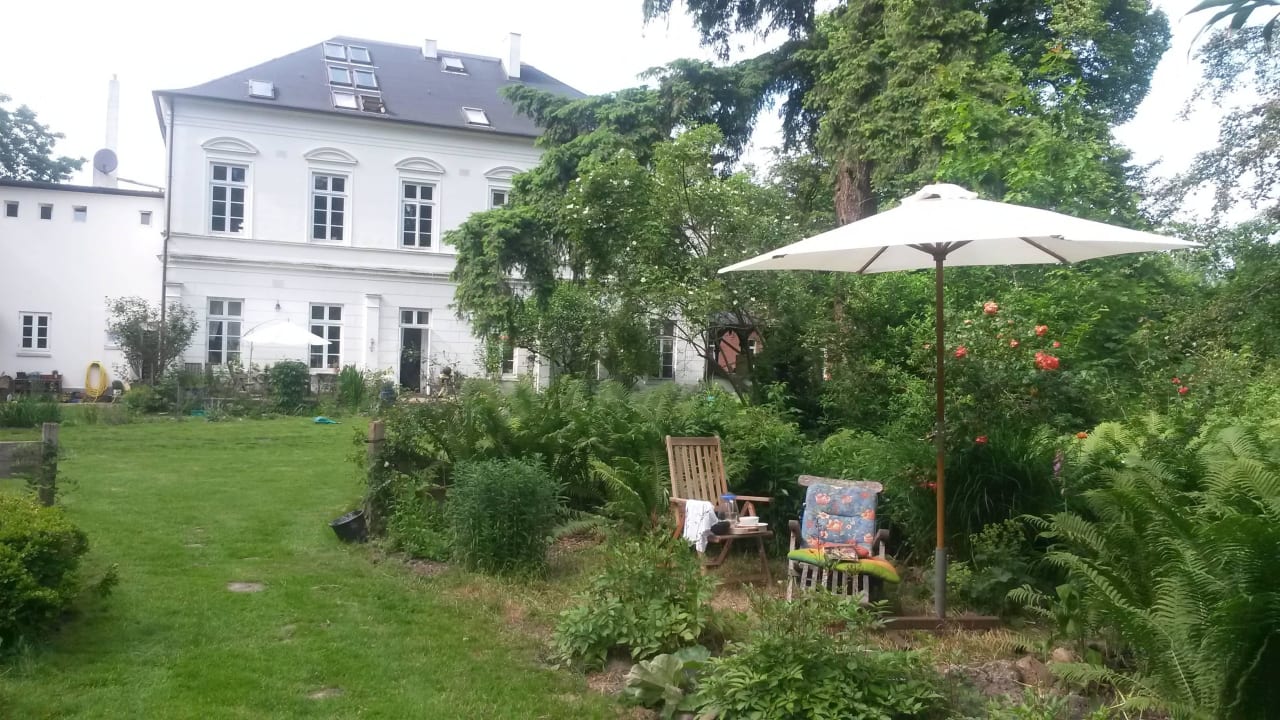Hausblick vom Garten Große Ferienwohnung in alter Villa
