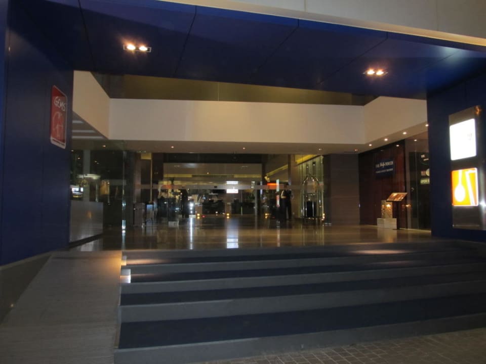 Eingangsbereich vom Novotel Hilton Garden Inn Bangkok Silom