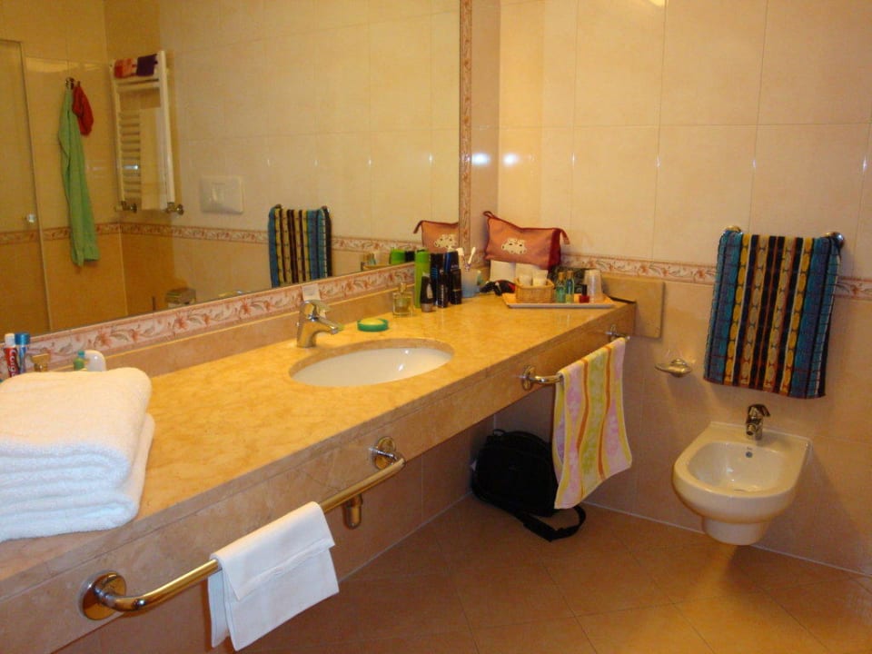 Schönes Bad mit großem Waschtisch Hotel Majestic Palace