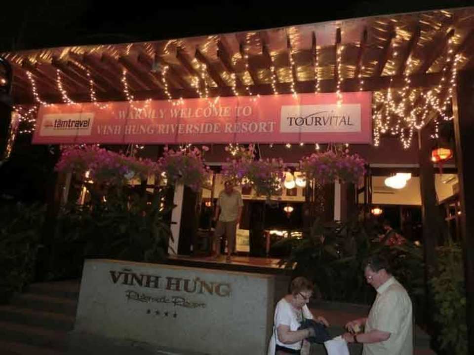 Ankunft bei Nacht Hotel Vinh Hung Riverside Resort & Spa