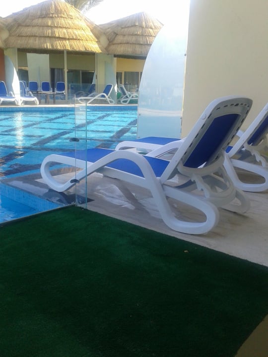 Вид с балкона на бассейн - стоят собственные лежаки  Panorama Bungalows Resort El Gouna