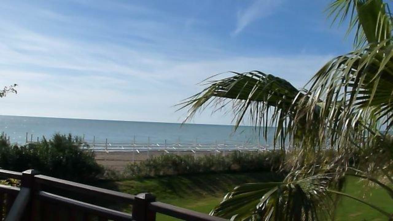 Ausblick auf den Strand von der Poolbrücke Sherwood Dreams Resort