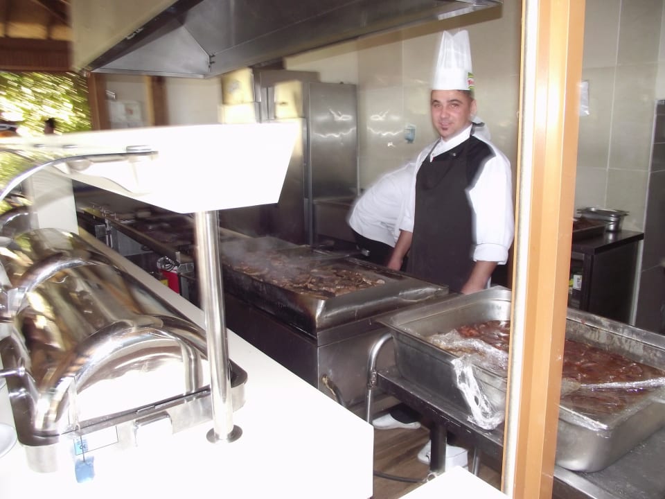 Netter Koch am Strand Side Aluna Hotel