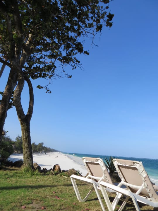 Blick vom Hotelbereich auf Strand Baobab Beach Resort & Spa