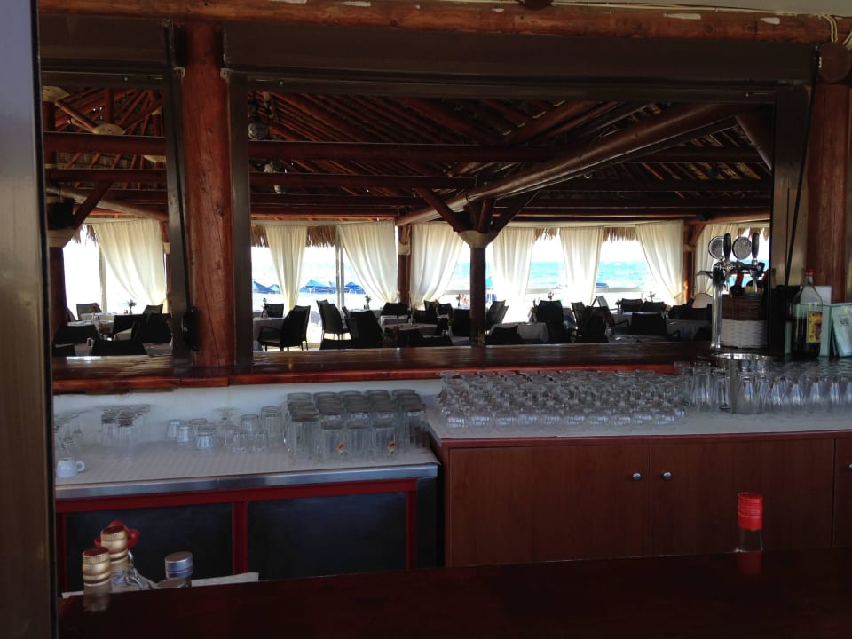 Blick von der Bar, durch das Restaurant HARPIN Happy Days Beach Hotel
