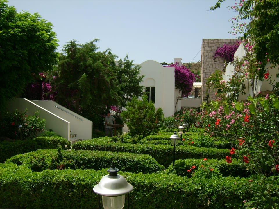 Zwischen den Bungalows Salmakis Resort & Spa