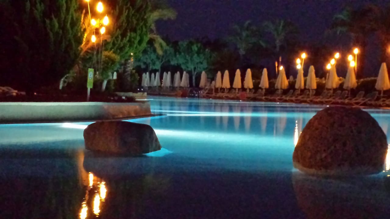 Der große Pool bei Nacht PALOMA Perissia