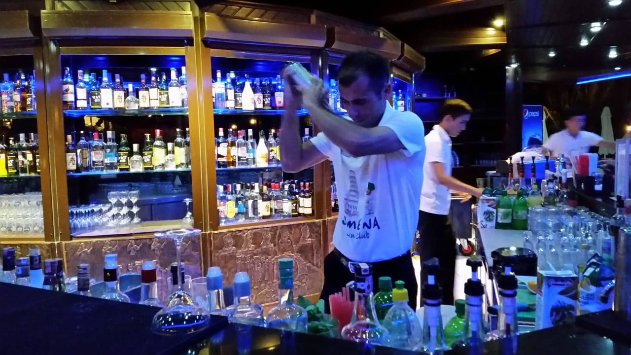 Fathi beim Cocktailmixen Emelda Sun Club