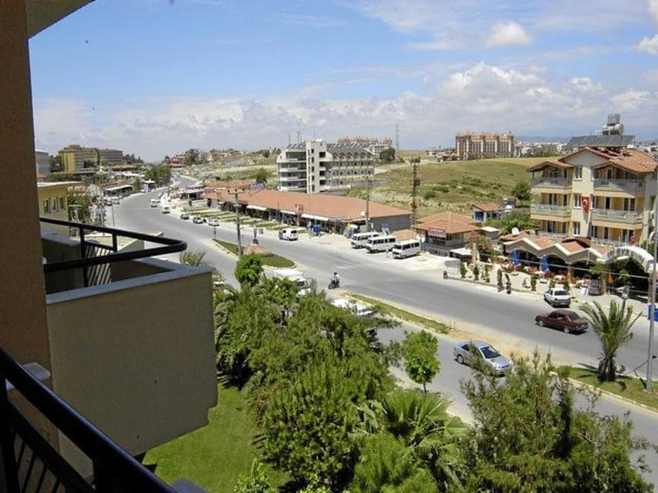 Viel befahrene  Durchgangsstraße Seaden Corolla Hotel