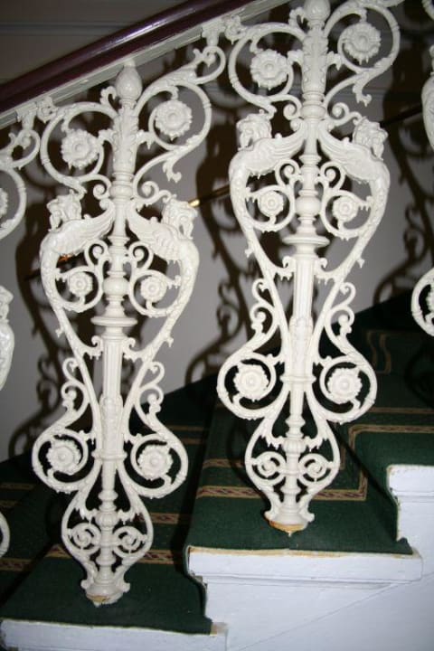 Das Geländer im Treppenhaus Nové Lázné Ensana Health Spa Hotel