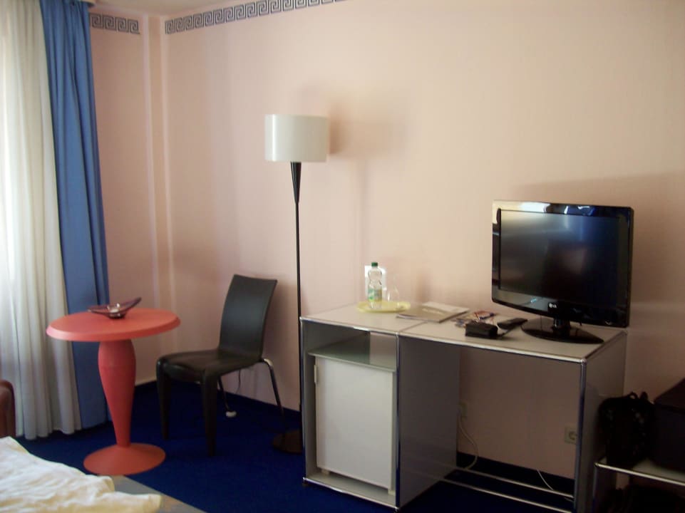 Mini Bar und TV-Gerät Erzgebirgshotel Freiberger Höhe