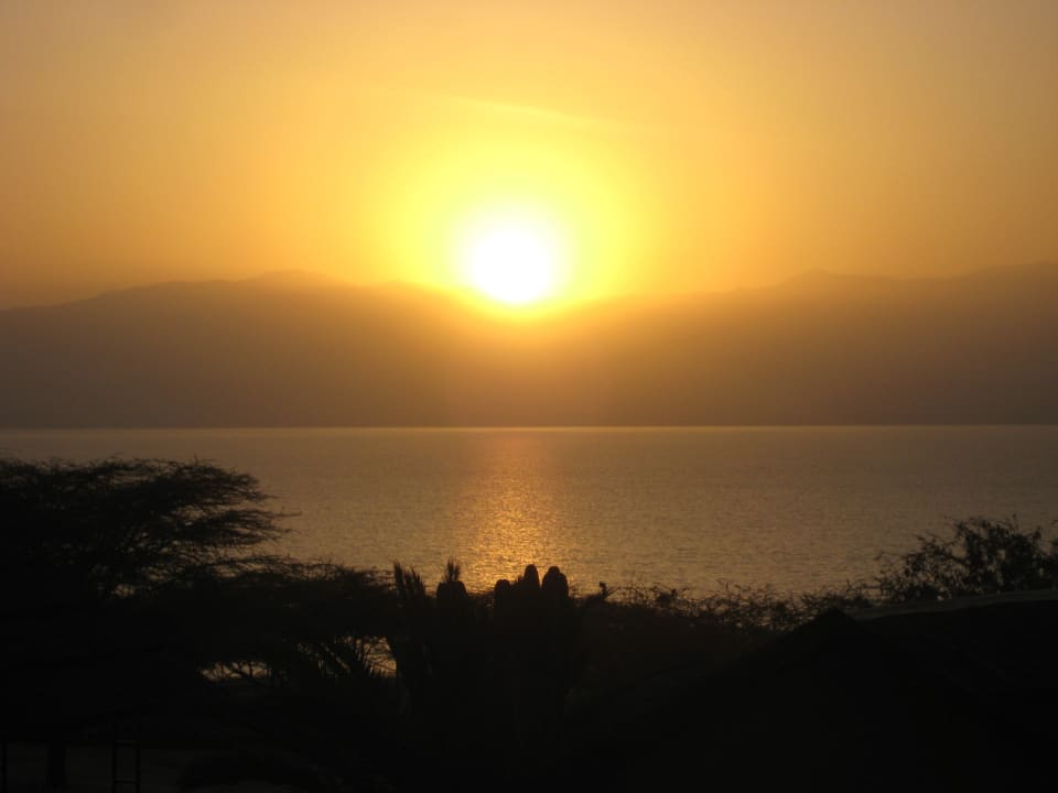 Sonnenaufgang über dem See Hotel Sabana Beach Resort
