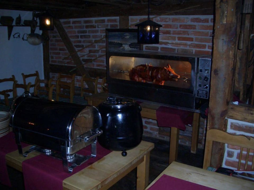 ein leckeres Spanferkel in urigem Ambiente Land-gut-Hotel Zur Linde