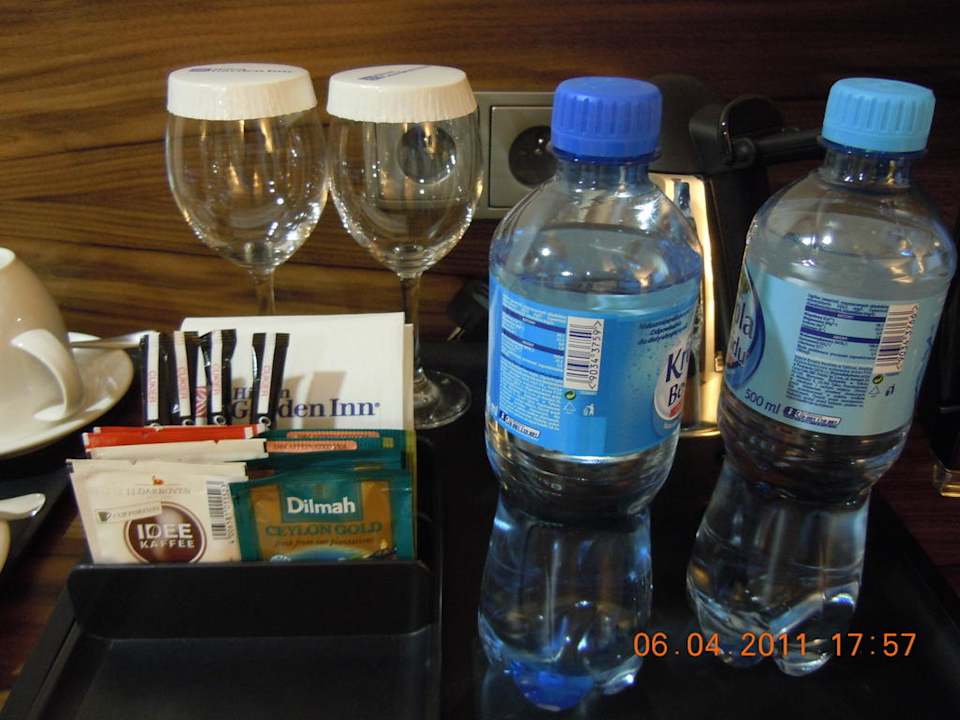 Wasser und Wasserkocher im Zimmer Hilton Garden Inn Kraków