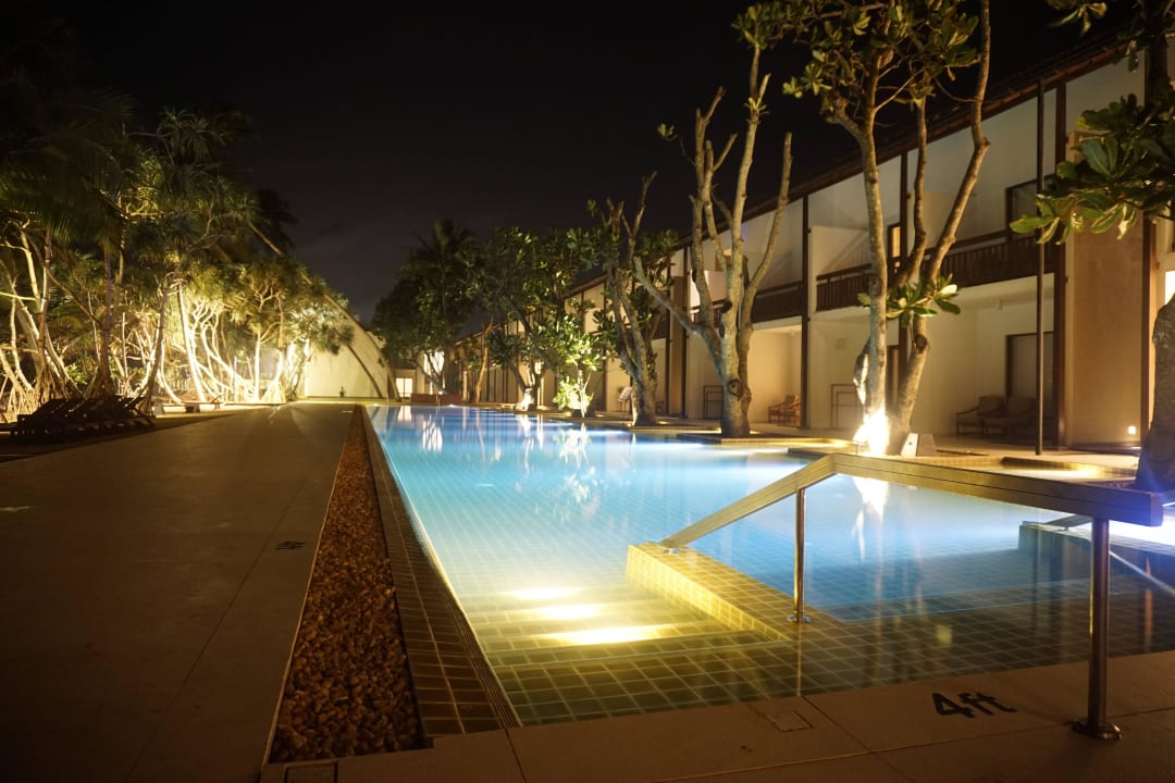 Pool abends Pandanus Beach Resort & Spa