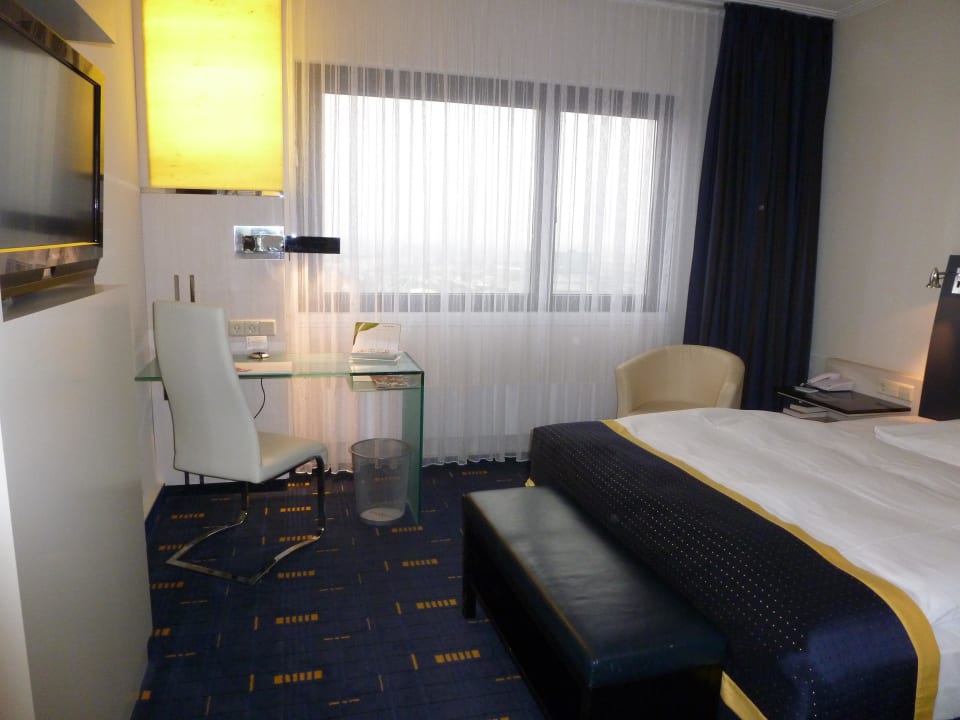 Bett, Schreibtisch Hotel The Westin Leipzig