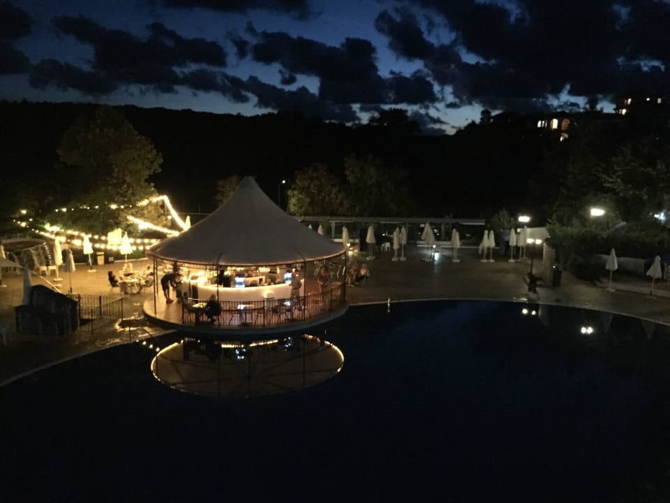 Poolbar am Abend  Bella Vista Beach Club