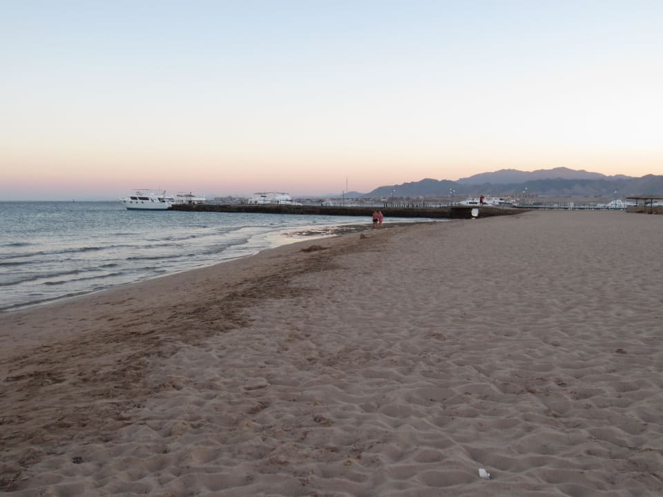 Вид на пляж и пирс Shams Safaga Resort