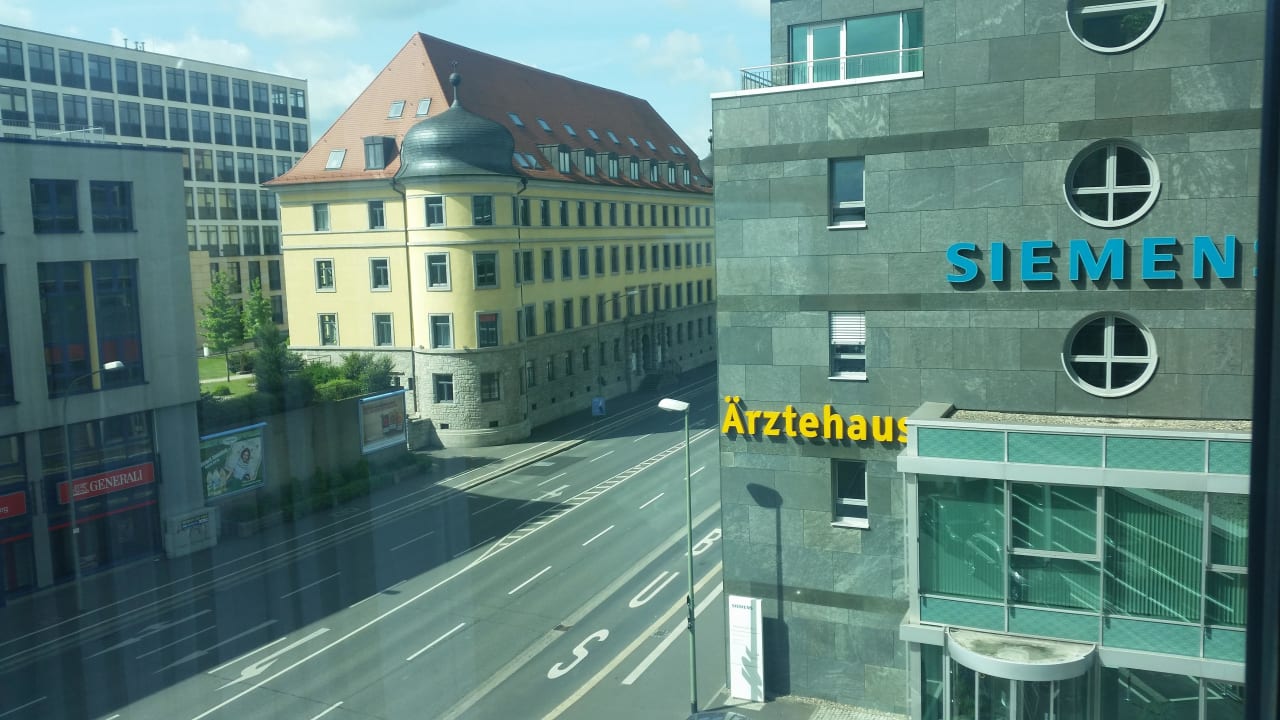 blick-aus-zimmer-ghotel-hotel-living-w-rzburg-w-rzburg