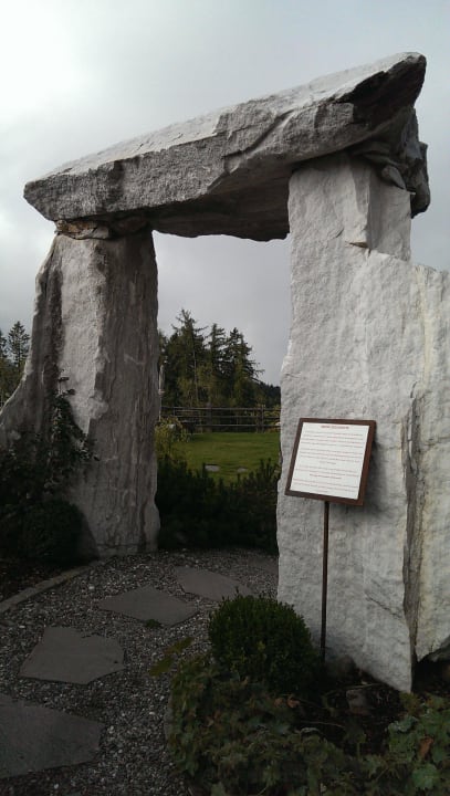 Steintor im Garten Hotel Chalet Mirabell