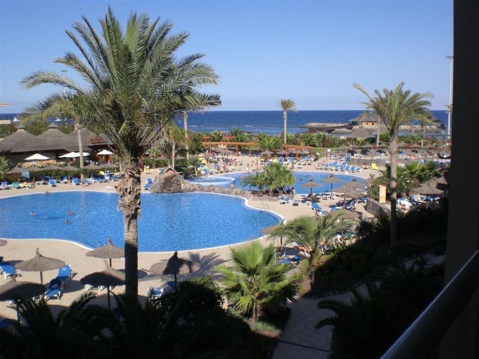Blick aus dem Zimmer zum Pool und Meer Elba Carlota Beach & Golf Resort