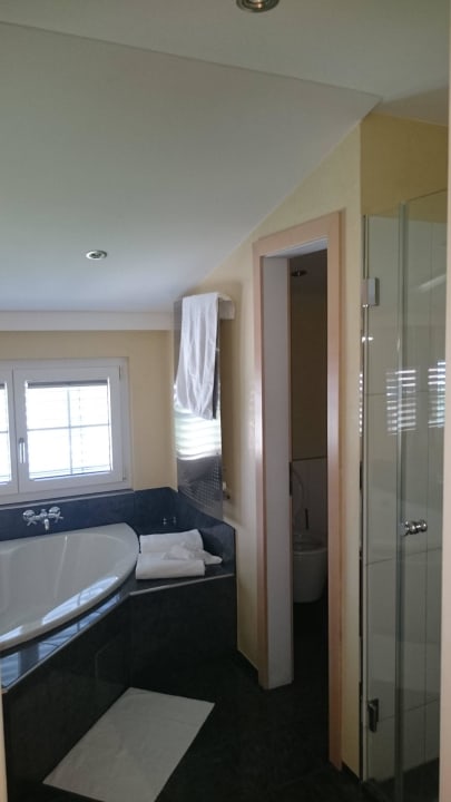 Badezimmer mit Dusche und Badewanne  Hotel UTO KULM car-free hideaway in Zurich