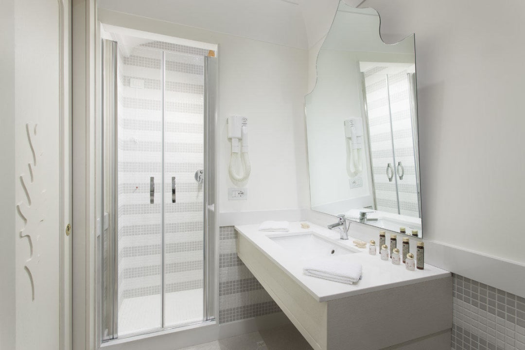 Deluxe room - Sea frontal View - Bathroom  Hotel Corallo Sorrento