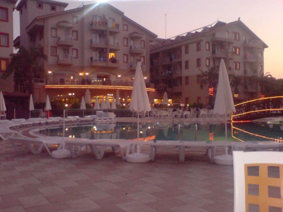 Blick von der Poolbar auf das Gebäude FUN&SUN Smart Hane Sun Hotel