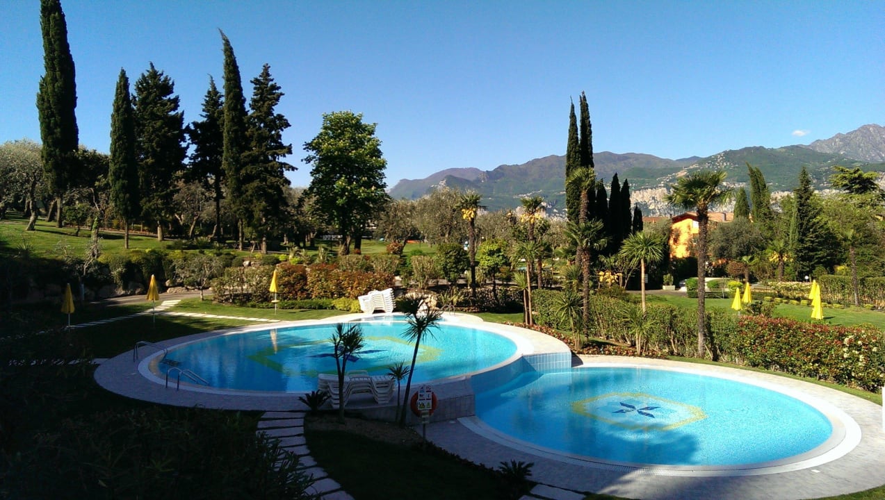Blick vom Nebengebäude auf die Parkanlage Hotel Majestic Palace