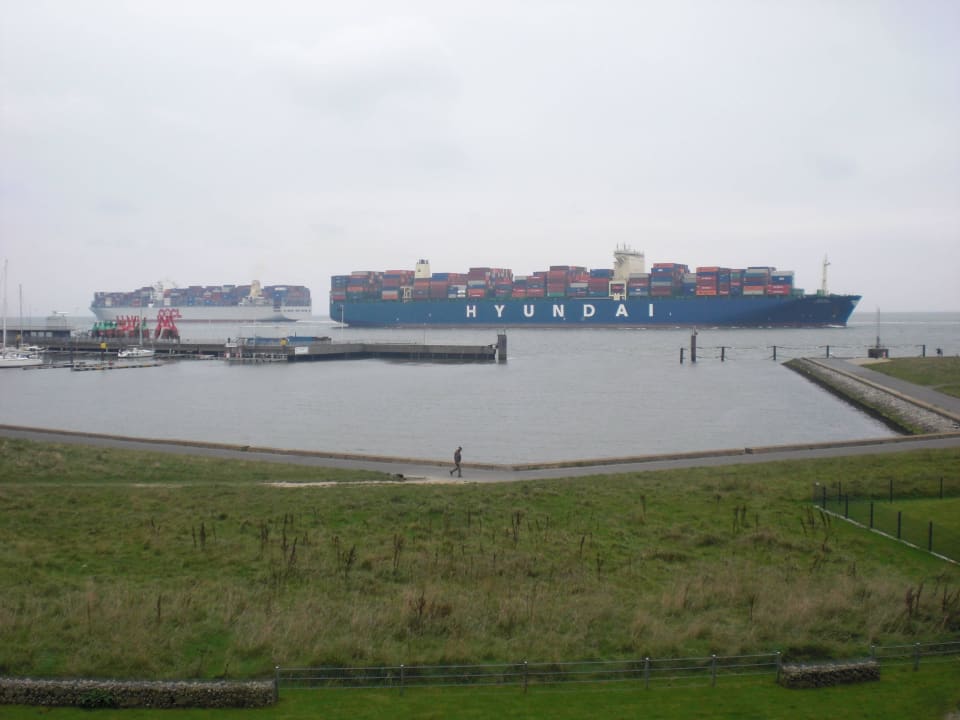 Containerschiffe fast zum Anfassen Haus Residenz am Yachthafen Hamer Ferienappartements