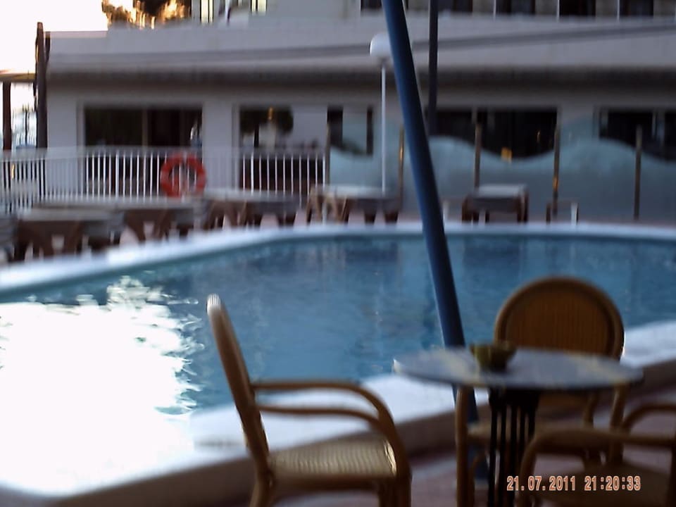 Poolbereich mit Bestuhlung Hotel Osiris