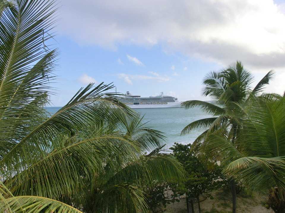 Einlaufendes Kreuzfahrtschiff Hotel Coconut Beach Club