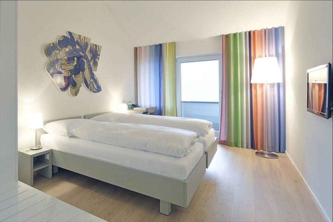 Helle Zimmer mit Holzboden und Komfortmatrazen Hotel Kerenzerberg