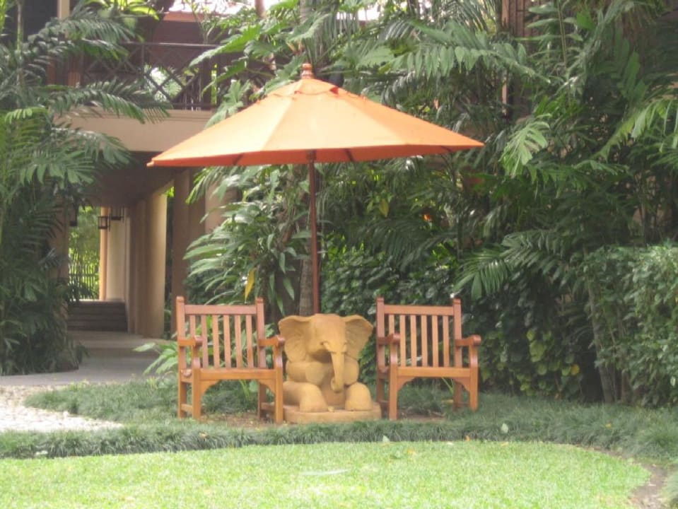 Eine Sitzgruppe im Garten Anantara Hua Hin Resort