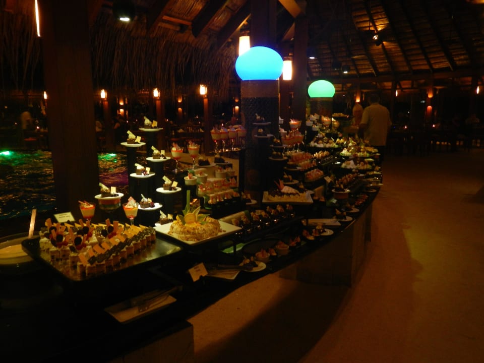 Nachspeisenbuffet FaRIVALHU Meeru Maldives Resort Island