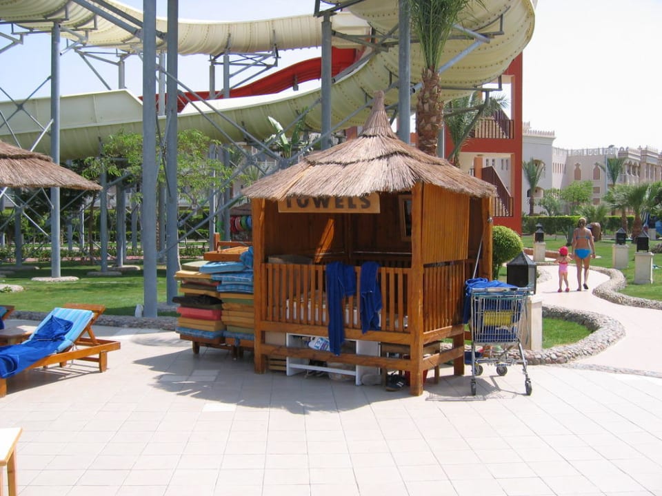 Ausgabe der Handtücher am Pool Beach Albatros Resort