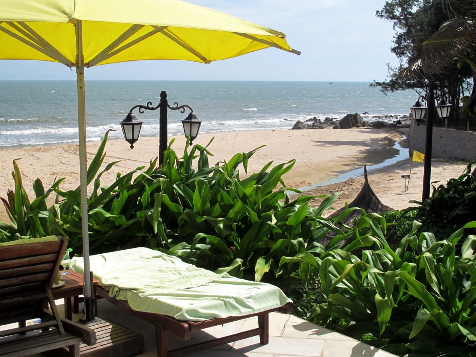 Blick vom Pool auf den Strand Allezboo Beach Resort & Spa