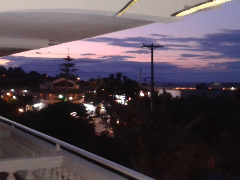 Widok z balkonu nocą Karras Grande Resort