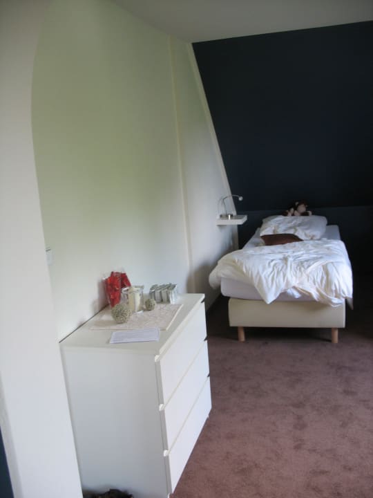 Rechts Bett mit Schrank Landgasthof Blaue Traube