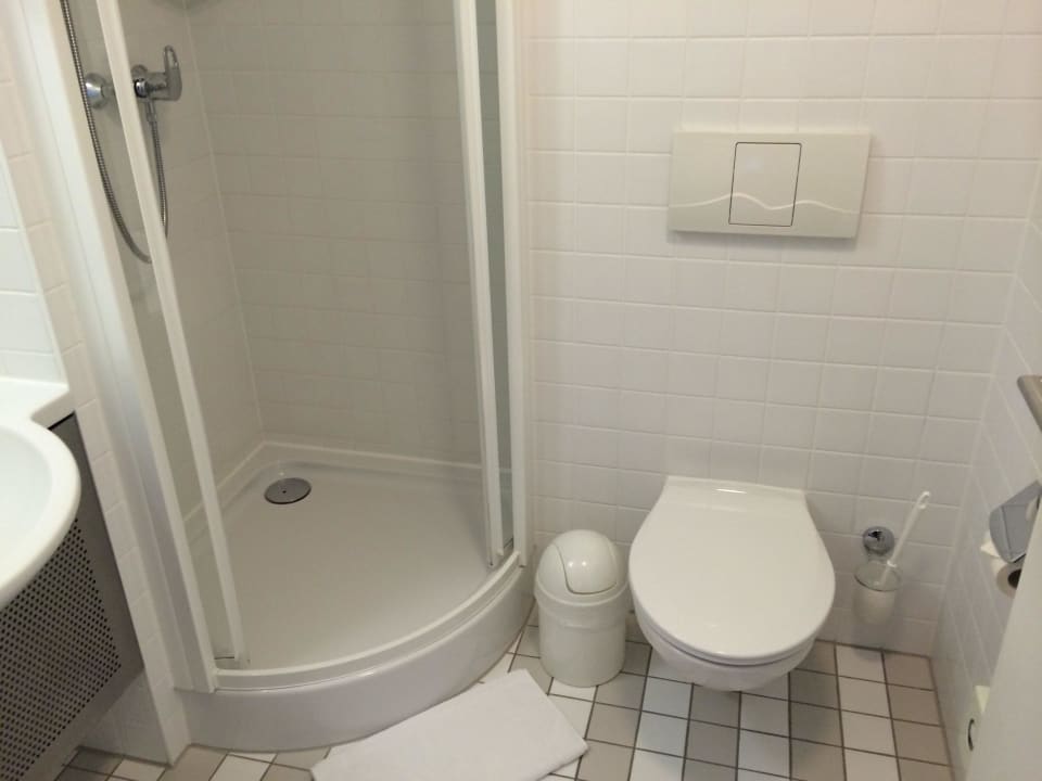 Bad mit WC Dusche Hotel am Schlosspark