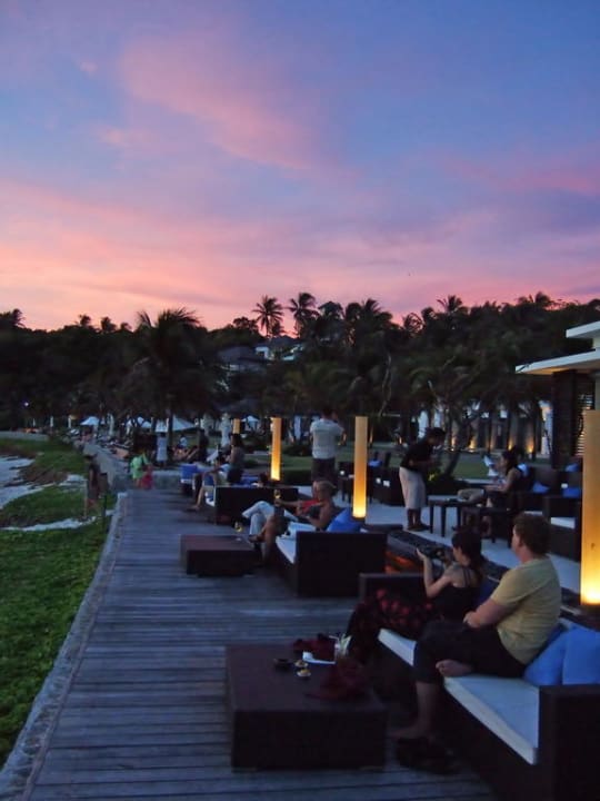 Beach-Bar bei Sonnenuntergang Hotel The Racha